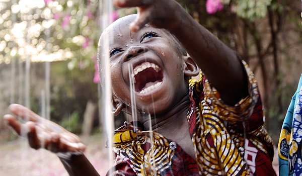 Cette image représente un enfant jouant avec l'eau.